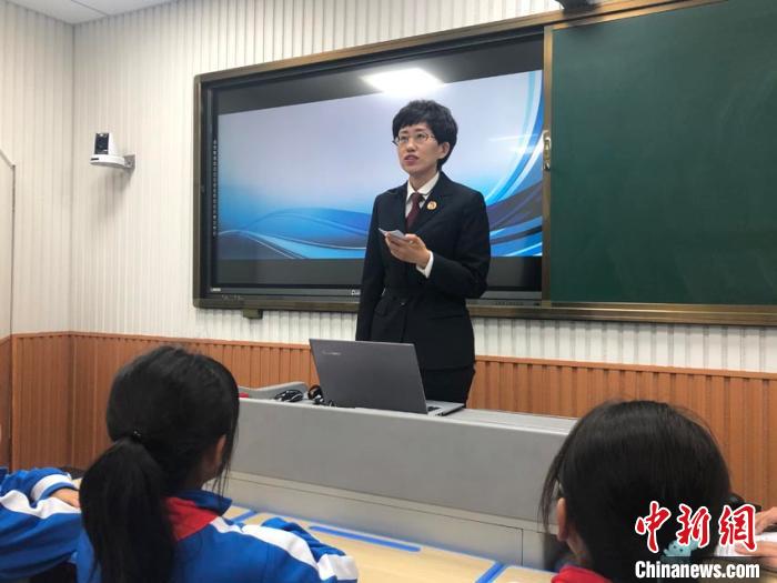 检察官走进学校课堂，向小学生们讲授如何预防性侵。　苍雁 摄