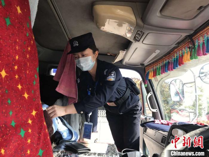 图为边检民警正在对车辆进行例行检查 陆成栋 摄