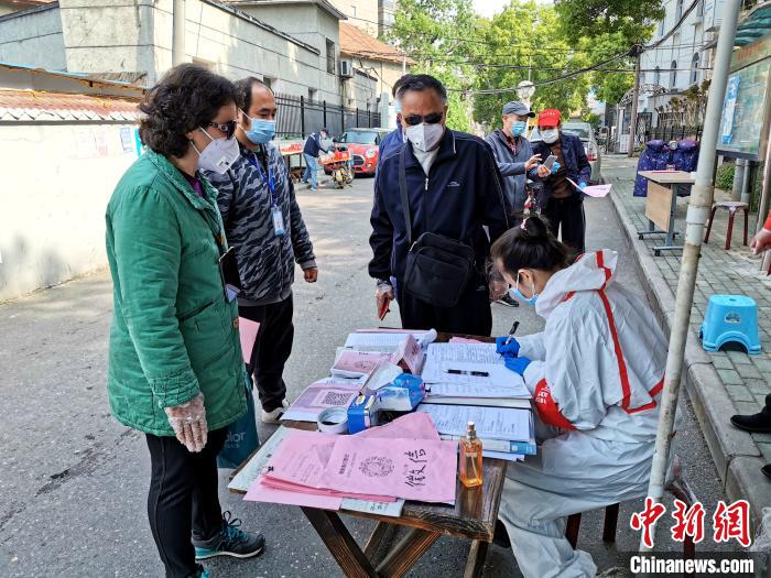 工作人员对进出居民逐一登记 胡传林 摄