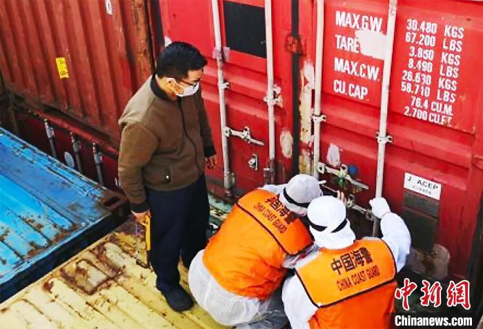 海警人员正在检查集装箱物品。上海海警供图