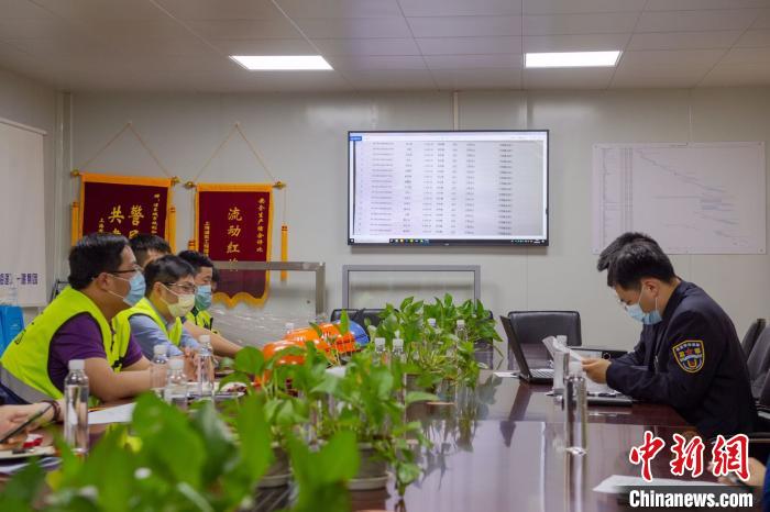 上海浦东保障农民工工资出实招违法企业将列入“黑名单”