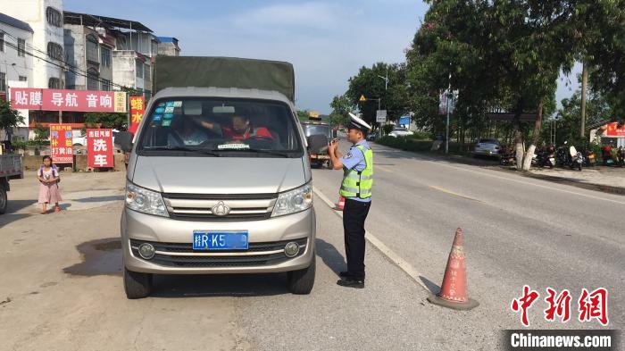 广西重拳整治货车及三轮摩托车违规载人