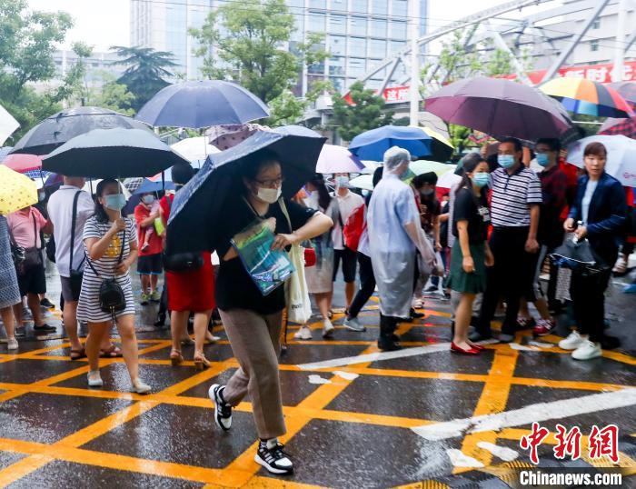 高考期间武汉遭强降雨多部门联合为考生护航