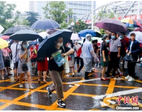 高考期间武汉遭强降雨 多部门联合为考生护航