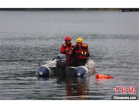 贵州安顺公交车坠湖事件15人在医院救治