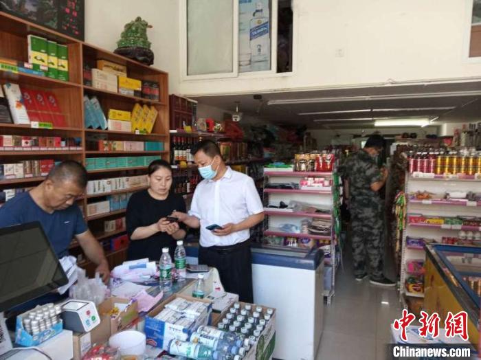 第十二师市场监督管理局对辖区商店物品进行价格检查。　张彩宁 摄