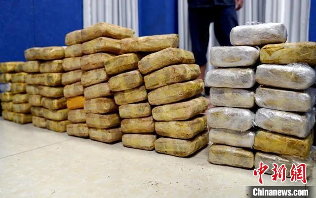 云南南涧警方查获毒品大案37公斤毒品堆成半堵墙