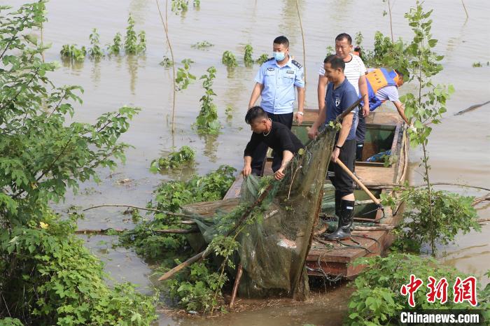 湖北荆州警方多举措打击非法捕捞抓获221人