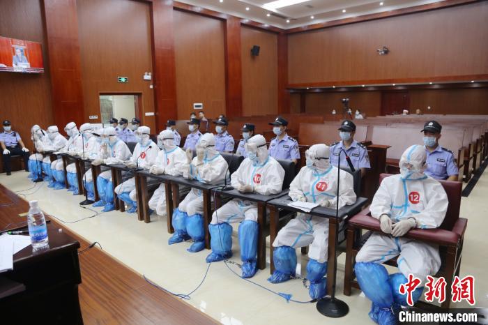 图为犯罪嫌疑人出庭受审。平桂区法院供图