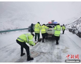 新疆和静突降大雪 交警全力保障游客通行安全