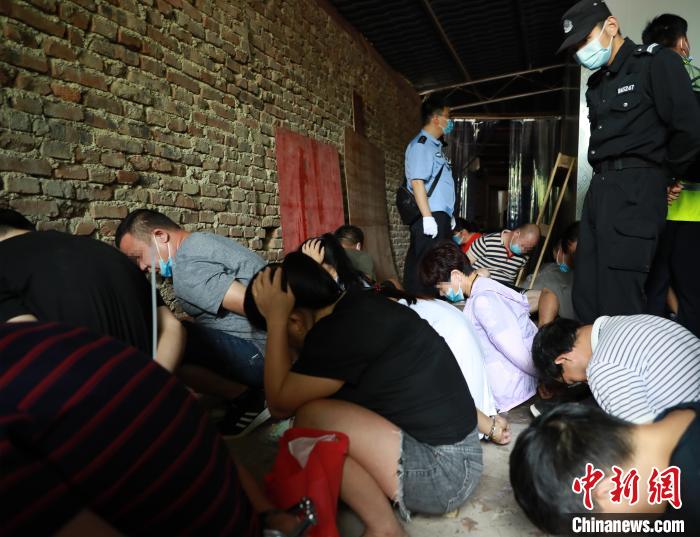 图为制售假烟嫌疑人被抓现场。重庆沙坪坝区警方供图