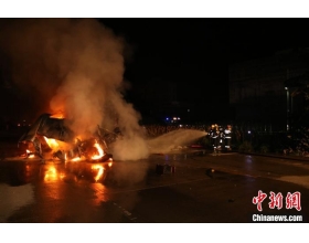广西河池：两车相撞起火致3死2伤 消防紧急施救