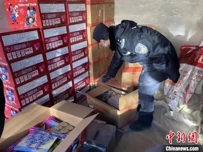 北京警方去年收缴非法烟花近千箱。　北京市治安总队供图 摄