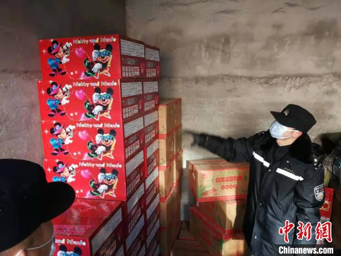 北京警方去年收缴非法烟花近千箱