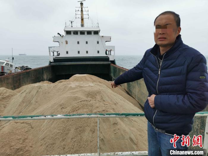 涉案人员现场指认非法运输的海砂。　海南海警局供图 摄