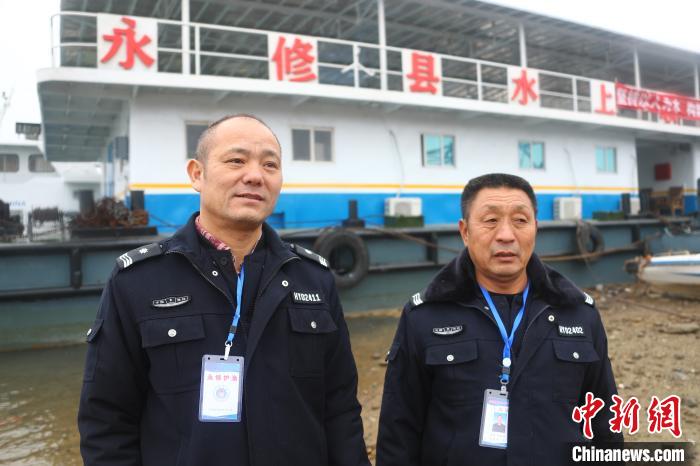 范昭送(左)也是永修县护渔队的队员之一，他每天清晨6点起床，开始一天的巡护工作，经常到晚上10点才能回家。　刘占昆 摄