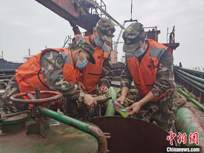 福州海警局查获约400吨走私成品油