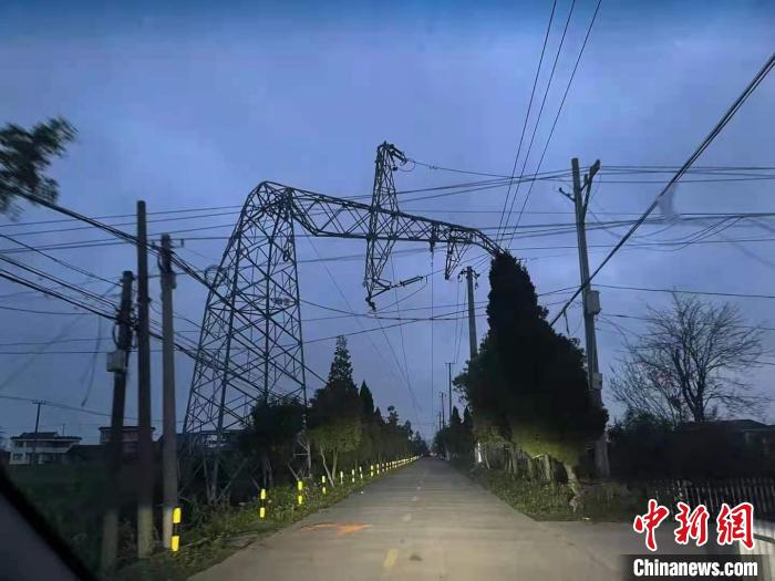 一处因自然灾害天气而受损的电力设施。　国网南通供电公司供图 摄