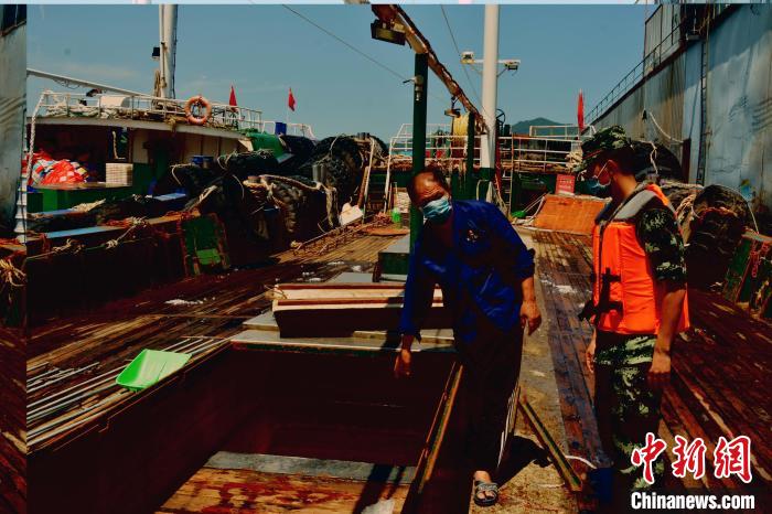 执法员现场检查涉嫌伏季休渔期捕捞船舶。　福州海警局供图