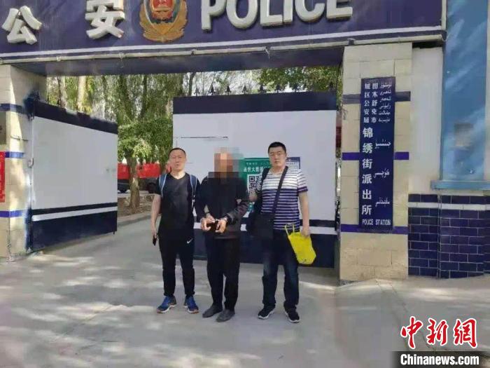 4月28日，办案民警赶赴新疆图木舒克市，对一号犯罪嫌疑人刘某成展开抓捕，并于4月29日将其抓获。　晋城市公安局供图
