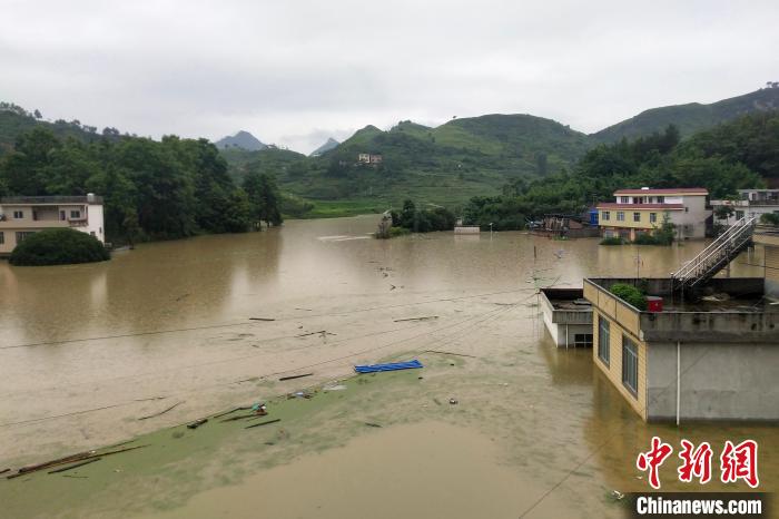 村庄被洪水围困 武警官兵紧急救援