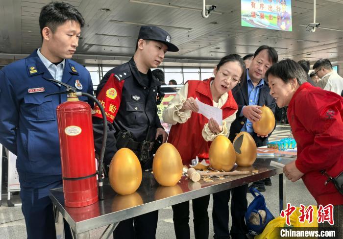 铁路公安进站上车开展消防宣传 筑牢安全防火墙